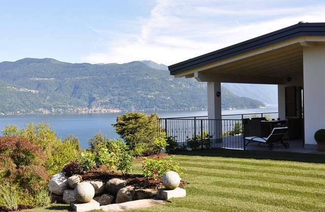 Holiday house with fantastic lake view and large private garden near the lake