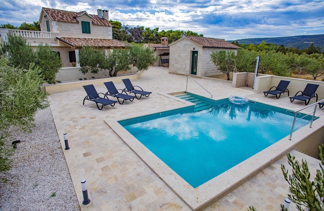Holiday house with heated pool, for a peaceful and pleasant rest