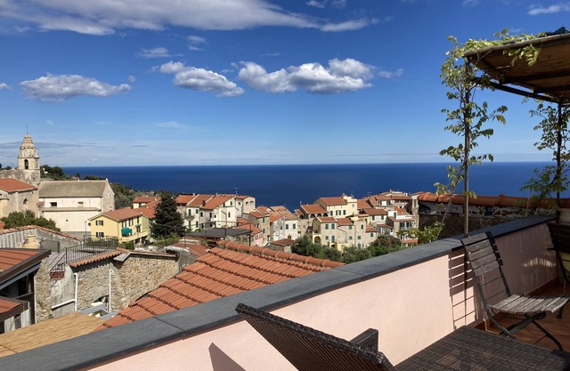 Holiday house with sea view and sun terrace, 4 km to beach