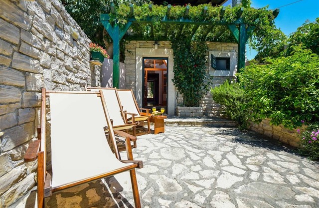 Holiday house Zara with jacuzzi and close to the sea
