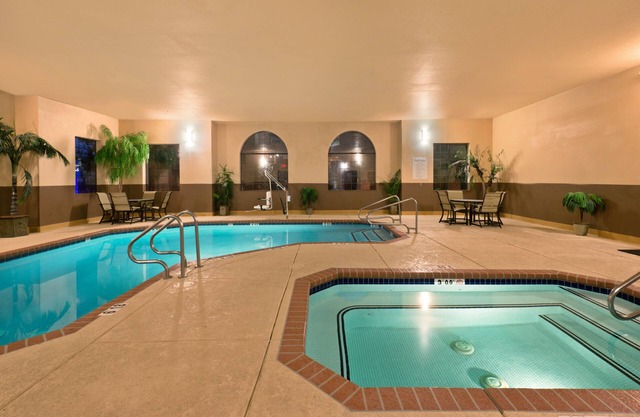 Holiday Inn Express Show Low by IHG