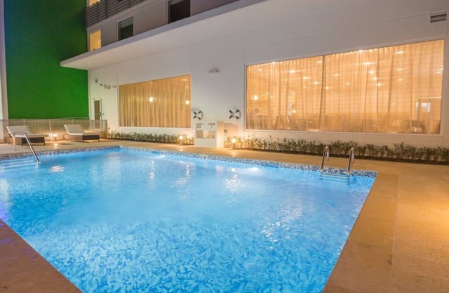 Holiday Inn Express & Suites Tulsa Midtown by IHG