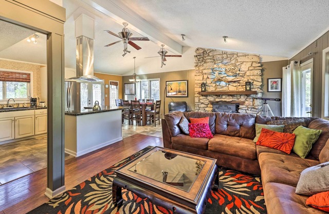 Holiday Island Home: Hot Tub & Wood Stove!