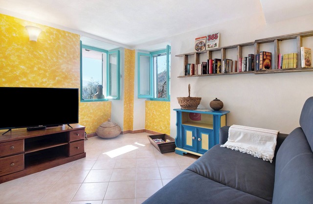 Holiday Apartment 'La Fermenteria' with Mountain View, Shared Garden & Wi-Fi