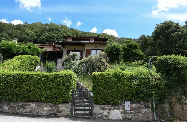 Holiday house with garden and dream view of Lake Maggiore