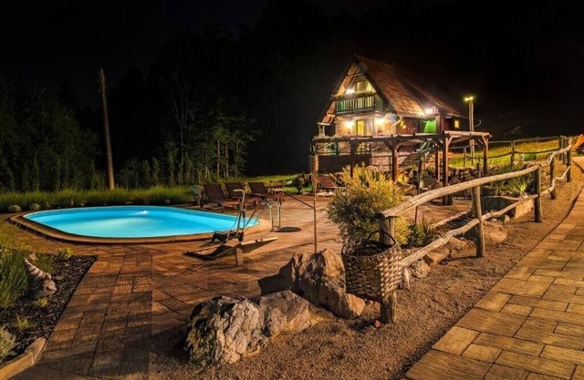 Holiday Park Plitvice Paradise /Bungalov Lovre sa zajedničkim bazenom i jacuzzijem