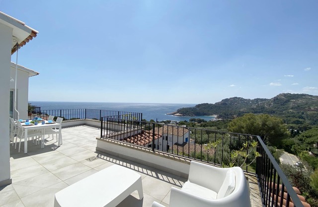Holiday rental apartment with swimming pool in Begur, Aiguablava