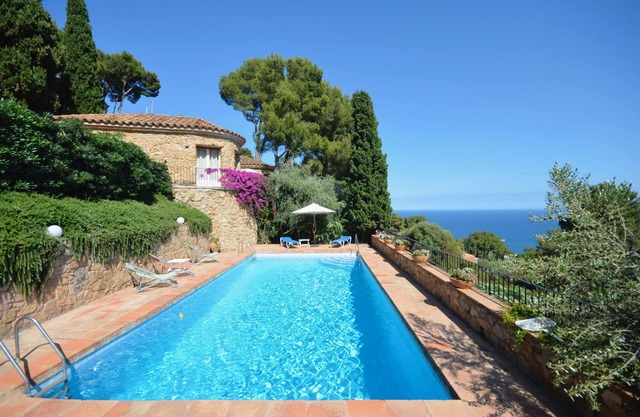 Holiday rental villa with swimming pool in Begur, Aiguablava