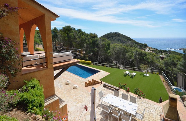 Holiday rental villa with swimming pool in Begur, Sa Tuna