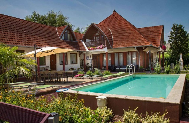 Holiday room in an apartment house with pool and internet