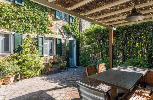 Holiday Studio 'Abbacca-là Appartamento 2' with Shared Pool and Wi-Fi