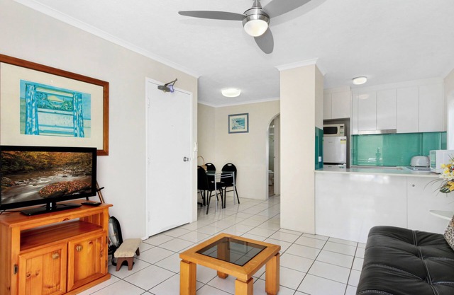 Holiday unit 5-min walk from the beach with pool