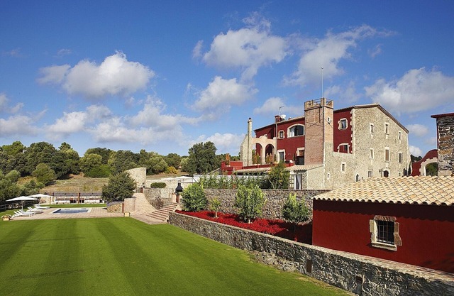 holiday vacation large villa rental spain, costa brava, barcelona area, girona, pool, air conditioning, wi-fi internet,