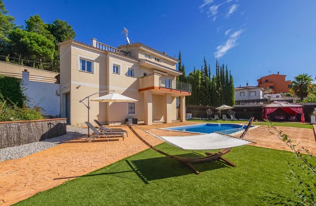 Holiday villa Casa Luna + private pool + garden + WIFI + ideal 2 families + quiet + barbecue