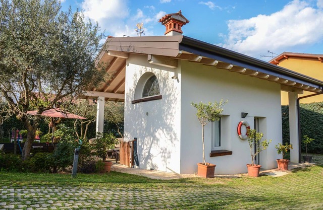 Holiday Villa Garda Lake Caprapanca, in the countryside, close to the lake. Pets friendly!