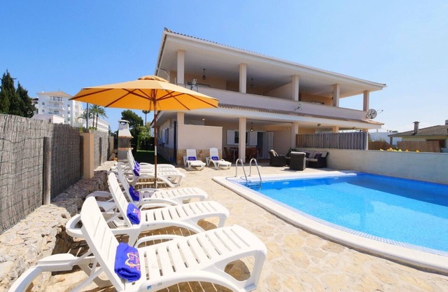 Holiday Villa Jerónimo with Mountain View, Wi-Fi, Pool, Garden, Terrace & Balcony