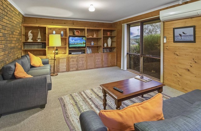 Holiday with your friends, family and your pets at this great town property