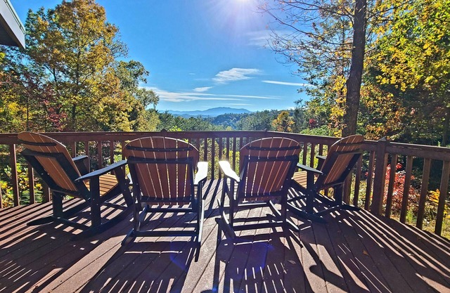 Holidays ARE CLOSE - MNT Views - WiFi- King Beds - Fishing Themed - Hot Tub