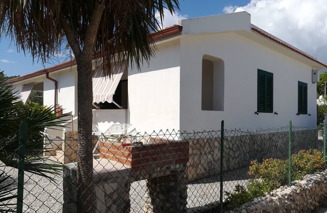 Holidays in the Villino n10 Giovanna DISANTI, immersed in the green aVieste in the GARGANO