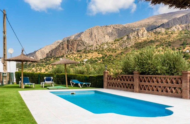 Holidays2Malaga El Chorro - Apartments 1 bedroom with share pool, garden & more