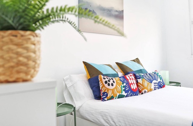 Holidays2Malaga Heroe de Sostoa- just 200 mts from beach & 300 mts Vialia Statio