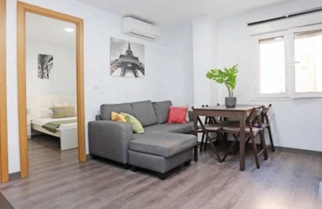 Holidays2Malaga Reyna Manescau 2 bedroom- Huelin Area just 450 mts from beach