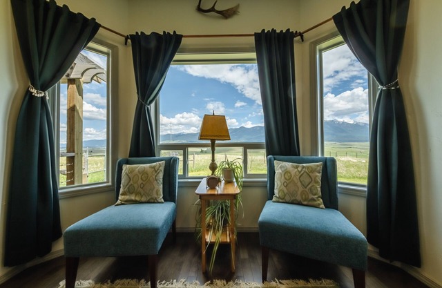 Hollenback Heights – 4 BDR w/Stunning Views! Quiet Retreat for the Whole Family