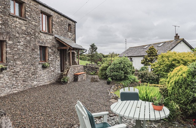 HOLLINS FARM BARN, character holiday cottage in New Hutton