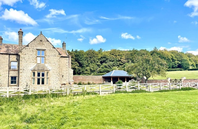 Hollins Farmhouse - a house that sleeps 10 guests in 5 bedrooms