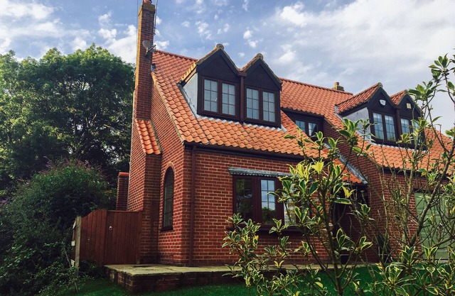 HOLLY BANK, pet friendly, luxury holiday cottage in Beverley