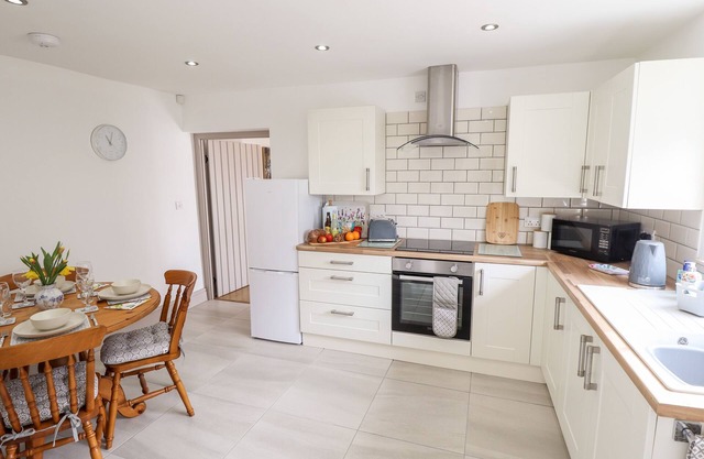 HOLLY BARN, family friendly, with a garden in Ottringham