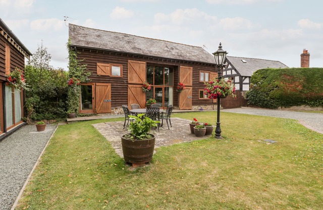 HOLLY BUSH, character holiday cottage, with a garden in Luntley