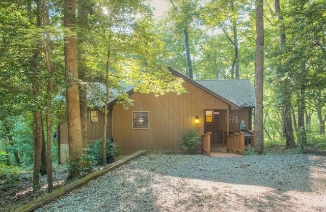 Holly Cabin Creekside Calm