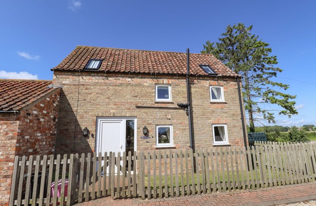 HOLLY COTTAGE, family friendly, with a garden in Alford