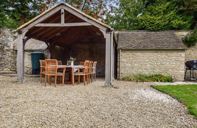 Holly Cottage - sleeps 8 guests in 4 bedrooms