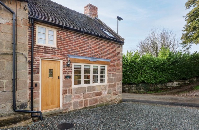 HOLLY COTTAGE, pet friendly, character holiday cottage in Ashbourne