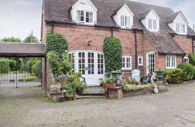 Holly Cottage, Pet Friendly, Secure Courtyard Parking, Near Historic Ironbridge.