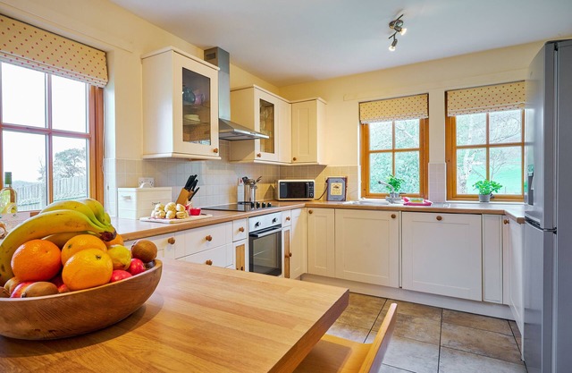 HOLLY HOUSE, pet friendly, character holiday cottage in Alyth