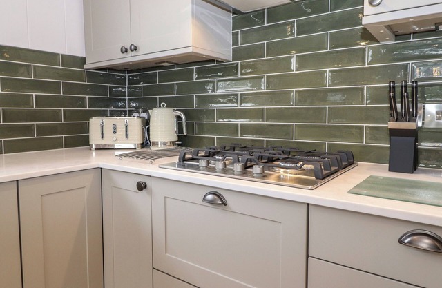 HOLLYBUSH LODGE, family friendly, with a garden in Ingleton