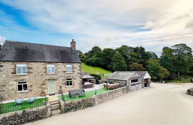 HOLLYDALE, pet friendly, luxury holiday cottage in Leek