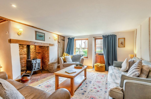 Hollyhocks Cottage - Three Bedroom House, Sleeps 6