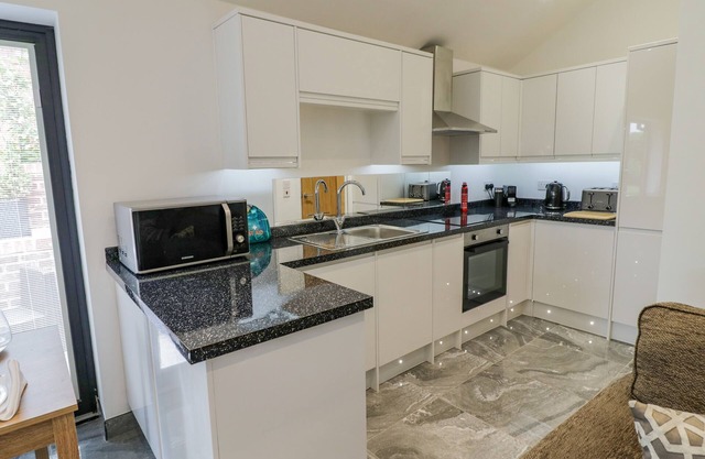 HOLLYWELL COTTAGE, pet friendly, with a garden in Lichfield