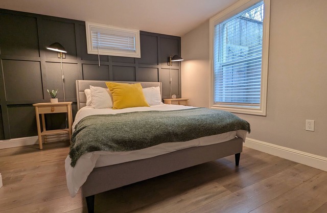 Hollywood Casa | Close to Max & Bus | 1 bd W/D in unit | full kitchen