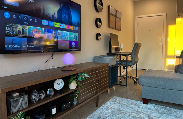 Hollywood Central Lovely 1 bed w/free parking