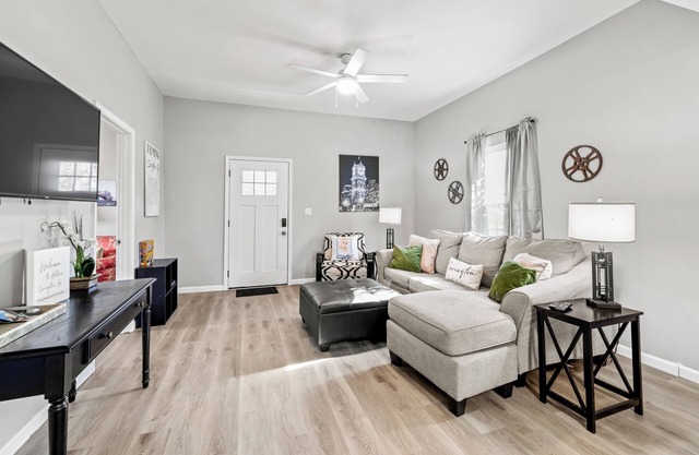 Hollywood of the south 3bed 2bath, Short walk to the square
