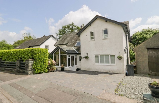 HOLME FELL, pet friendly, character holiday cottage in Coniston