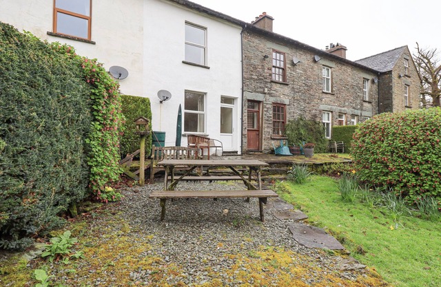 HOLME GROUND COTTAGE, pet friendly, with open fire in Coniston