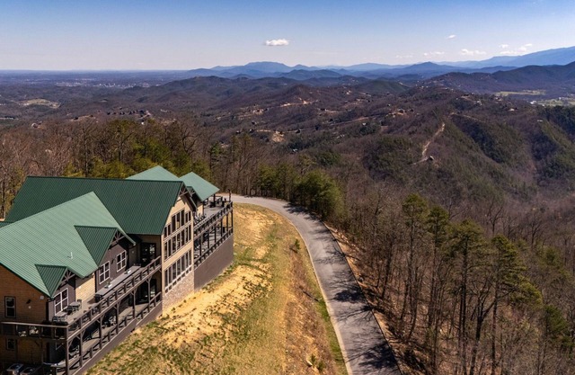 HOLY COW! 16 Bedroom Luxury! PUPPY SPA/POOL/VIEWS, GOT IT ALL!