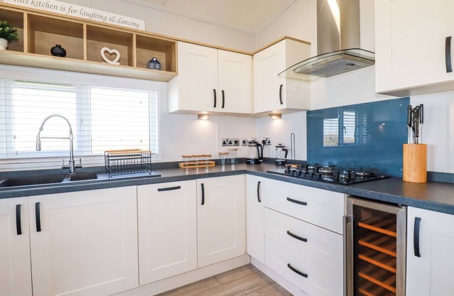 HOLYWELL VIEW 19, pet friendly, with pool in Goonhavern