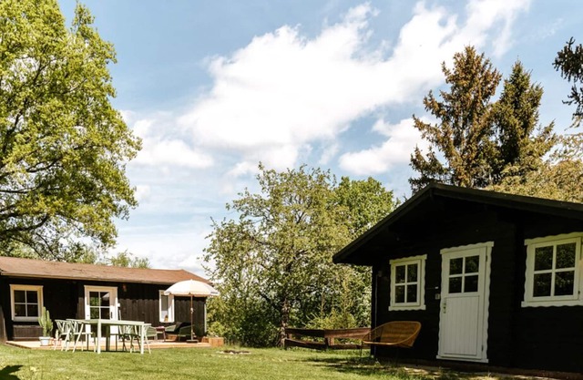 Holzchalet mit Gästehaus in der Natur + eigene Weide u Offenstall für dein Pferd